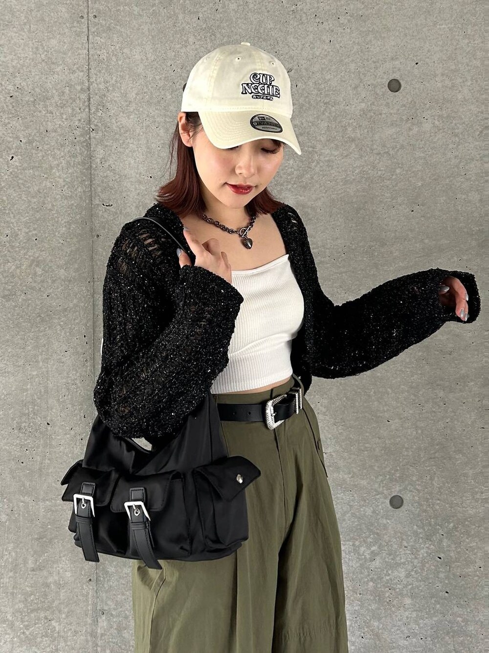 ブラック系のショルダーバッグ、ブラック系のスニーカー、グリーン系のその他パンツを着用したレディースの春コーディネートの6枚目の写真