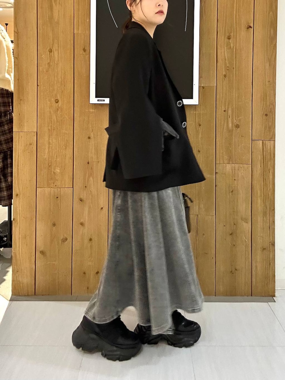 ブラック系のスニーカー、ブラック系のテーラードジャケット、ブラック系のショルダーバッグを着用したレディースの冬コーディネートの5枚目の写真