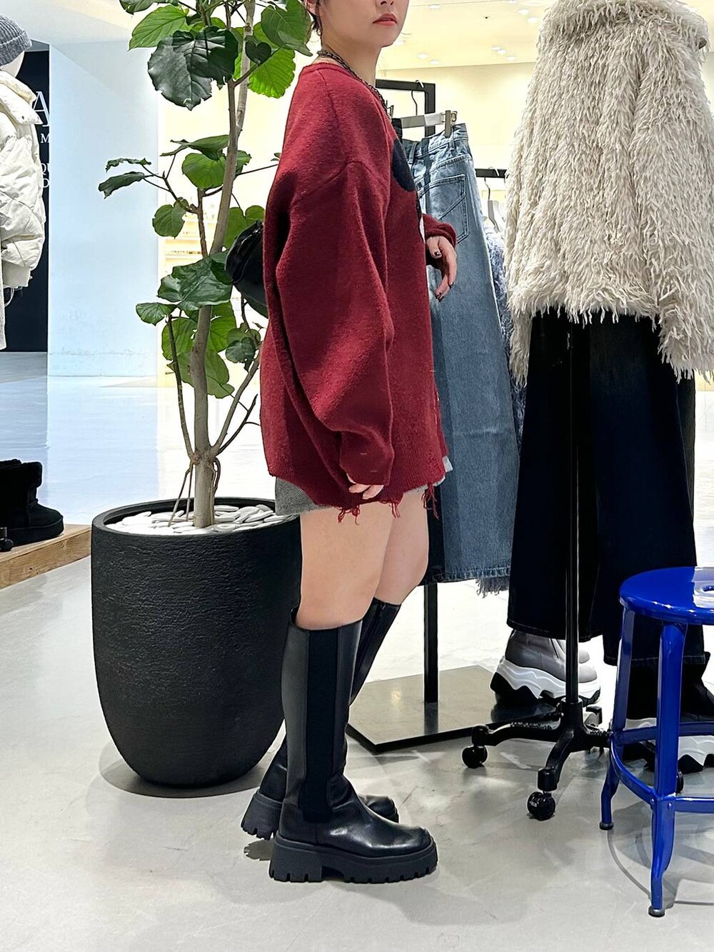 ブラック系のショルダーバッグ、ブラック系のその他パンツ、ブラック系のブーツを着用したレディースの冬コーディネートの5枚目の写真