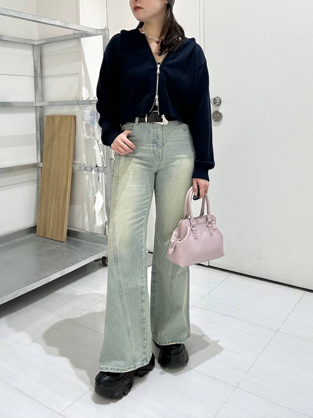 ブラック系のスニーカー、ブルー系のデニムパンツ、ブルー系のパーカーを着用したレディースの冬コーディネートの7枚目の写真