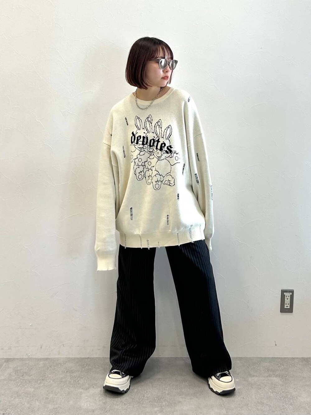 その他のその他パンツ、ホワイト系のニット/セーター、ブラウン系のサングラスを着用したレディースの秋コーディネートの4枚目の写真