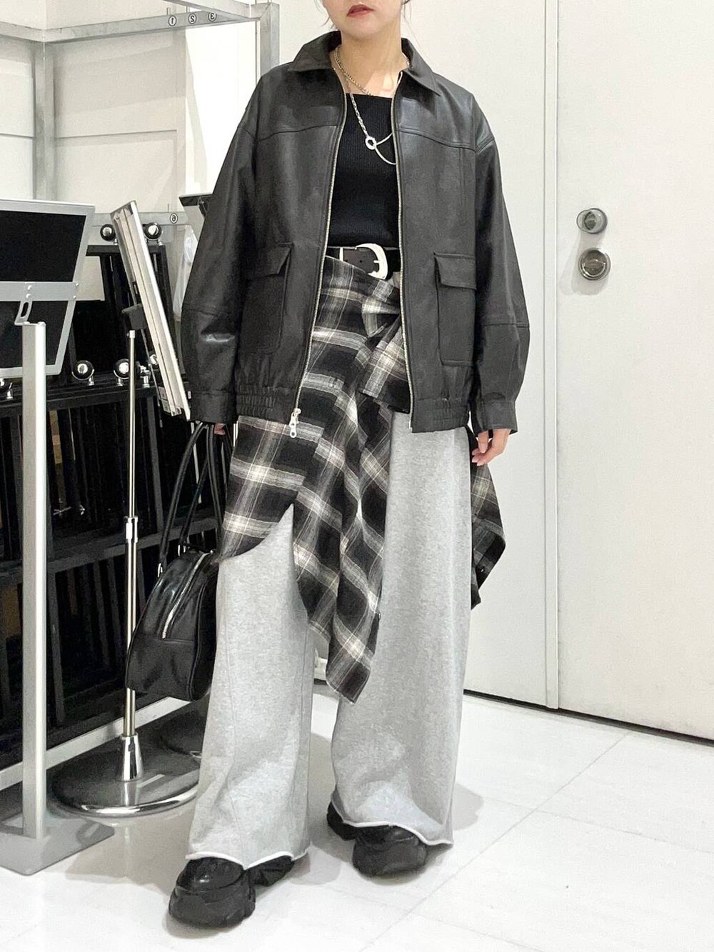 グレー系のスウェットパンツ、ブラック系のシャツ/ブラウス、ブラック系のブルゾンを着用したレディースの秋コーディネートの3枚目の写真