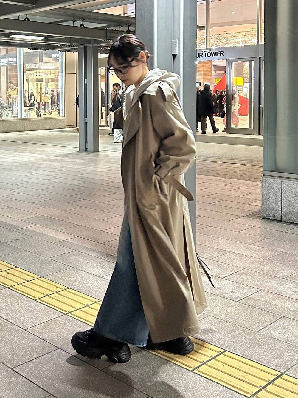 ブラック系のスニーカー、ブルー系のデニムパンツ、ブラック系のショルダーバッグを着用したレディースの春コーディネートの6枚目の写真