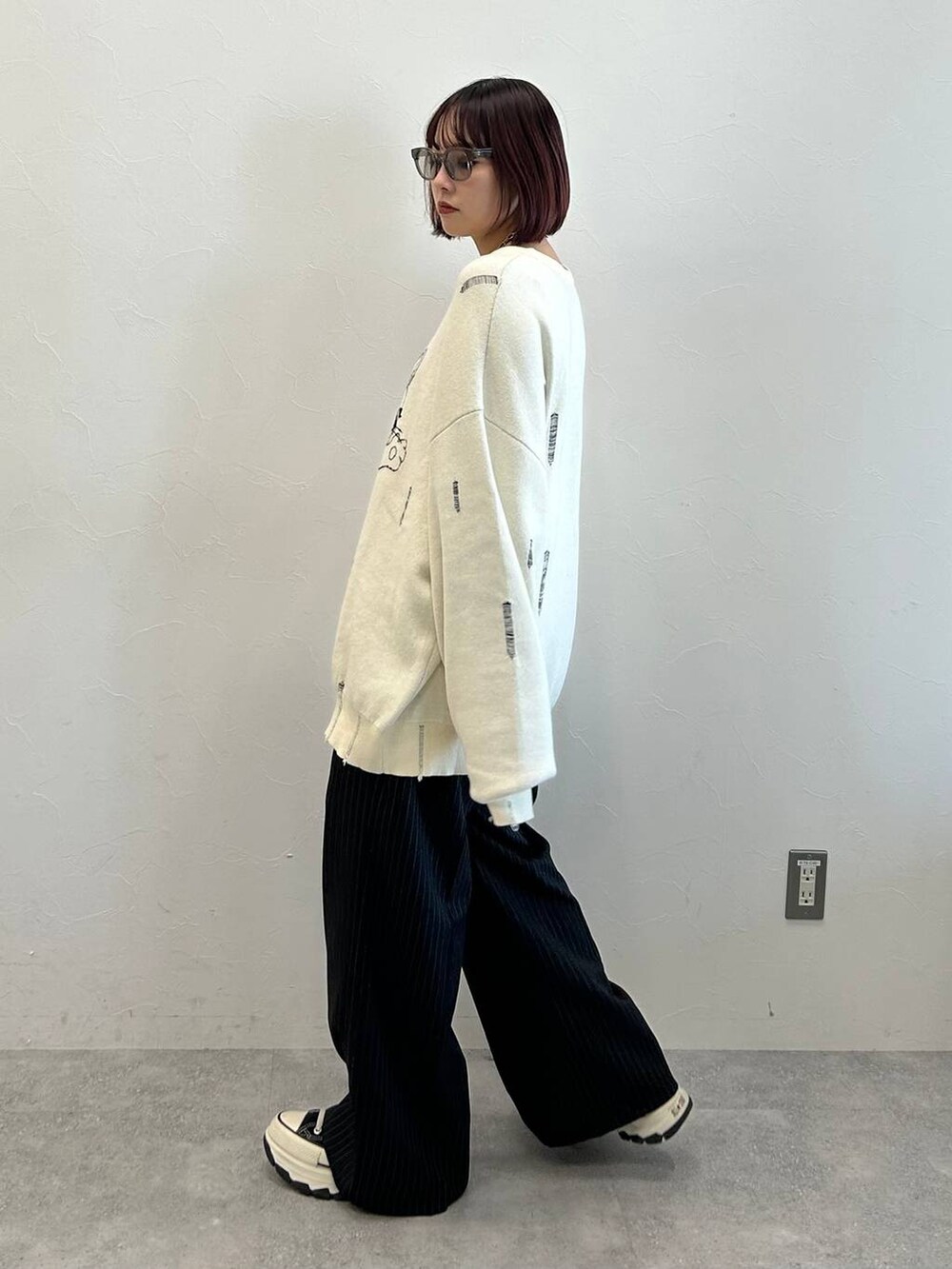 その他のその他パンツ、ホワイト系のニット/セーター、ブラウン系のサングラスを着用したレディースの秋コーディネートの5枚目の写真