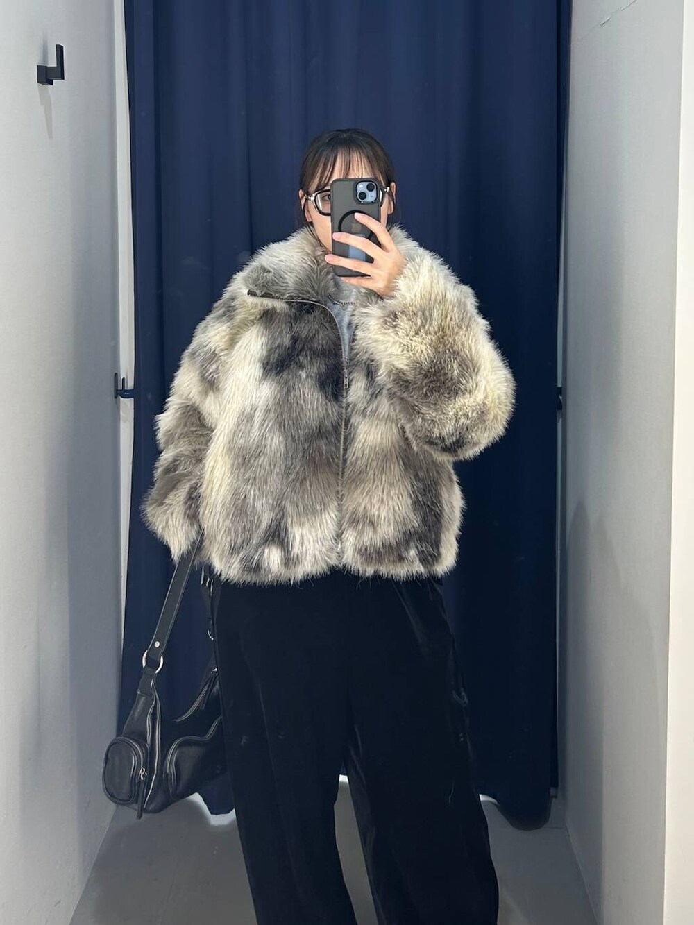 グレー系のブルゾン、ブラック系のショルダーバッグ、ブラック系のその他パンツを着用したレディースの秋コーディネートの4枚目の写真