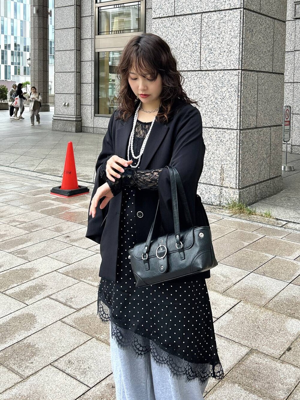 ブラック系のチュニック、ブラック系のスニーカー、ブラック系のスウェットパンツを着用したレディースの夏コーディネートの4枚目の写真