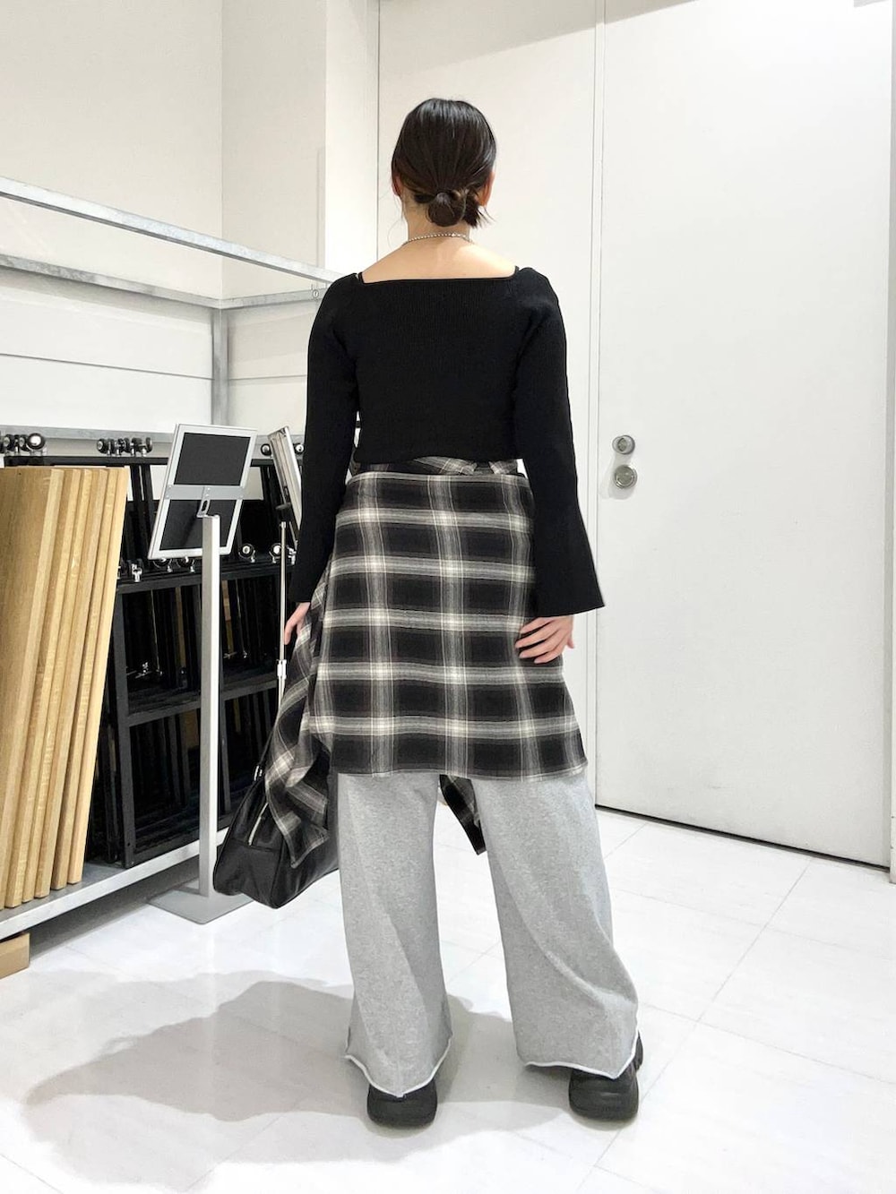 ブラック系のスニーカー、グレー系のスウェットパンツ、ブラック系のシャツ/ブラウスを着用したレディースの秋コーディネートの5枚目の写真