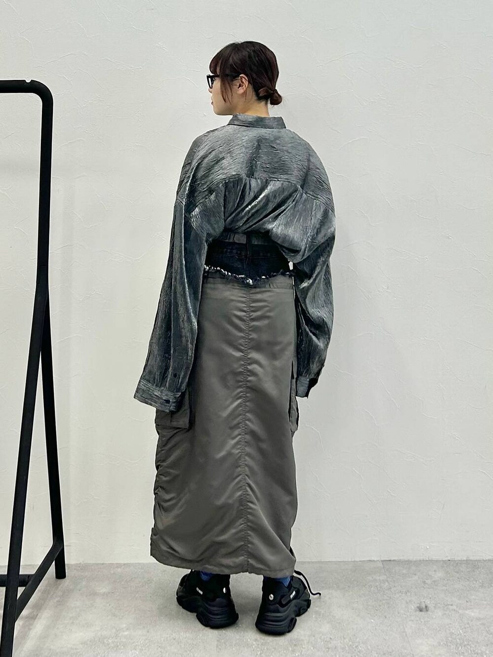 グレー系のスカート、グレー系のシャツ/ブラウスを着用したレディースの冬コーディネートの6枚目の写真