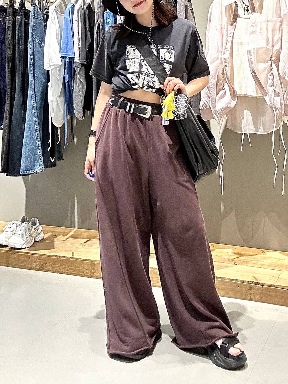 ブラウン系のスウェットパンツ、ブラック系のハットを着用したレディースの夏コーディネートの2枚目の写真