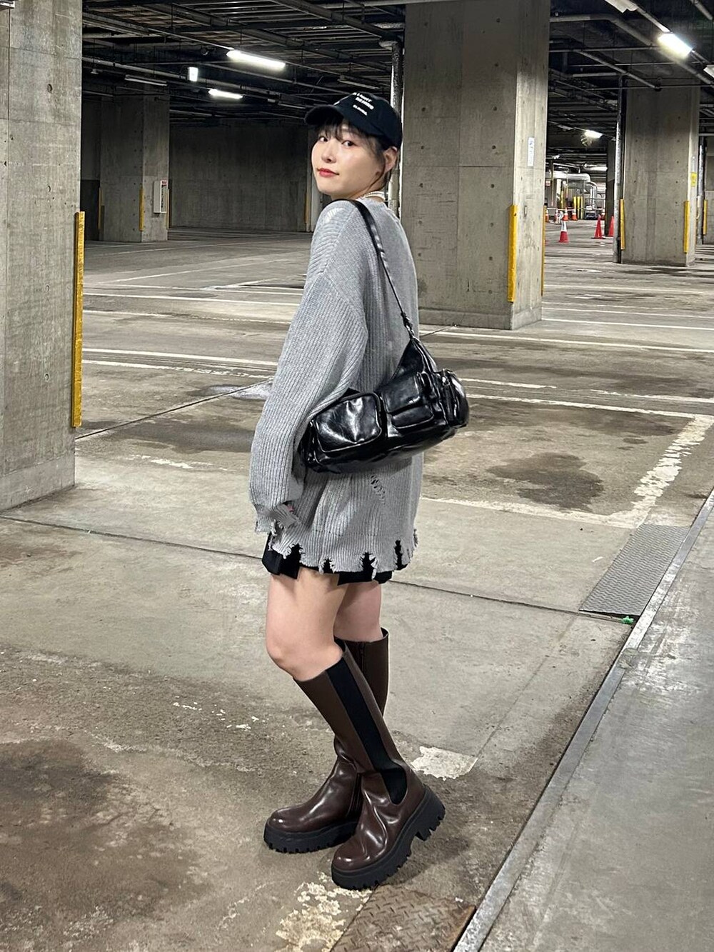ブラック系のショルダーバッグ、ブラック系のその他パンツ、グレー系のニット/セーターを着用したレディースの冬コーディネートの7枚目の写真