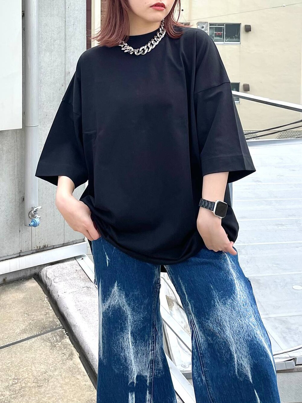 シルバー系のサンダル、シルバー系のショルダーバッグ、ブルー系のデニムパンツを着用したレディースの春コーディネートの3枚目の写真