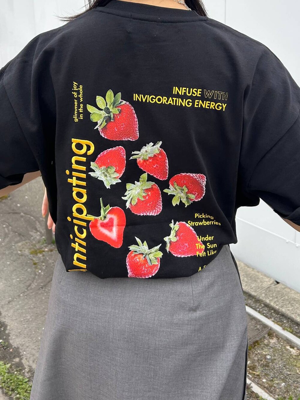 ブラック系のショルダーバッグ、グレー系のスカート、グレー系のスラックスを着用したレディースの春コーディネートの7枚目の写真