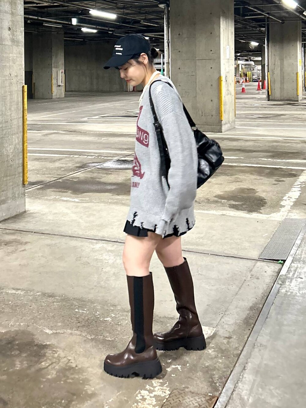 ブラック系のショルダーバッグ、ブラック系のその他パンツ、グレー系のニット/セーターを着用したレディースの冬コーディネートの5枚目の写真