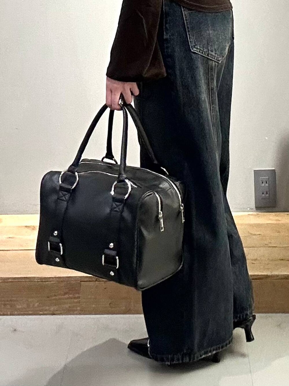 ブラック系のサンダル、ブルー系のデニムパンツ、ブラウン系のシャツ/ブラウスを着用したレディースの秋コーディネートの6枚目の写真