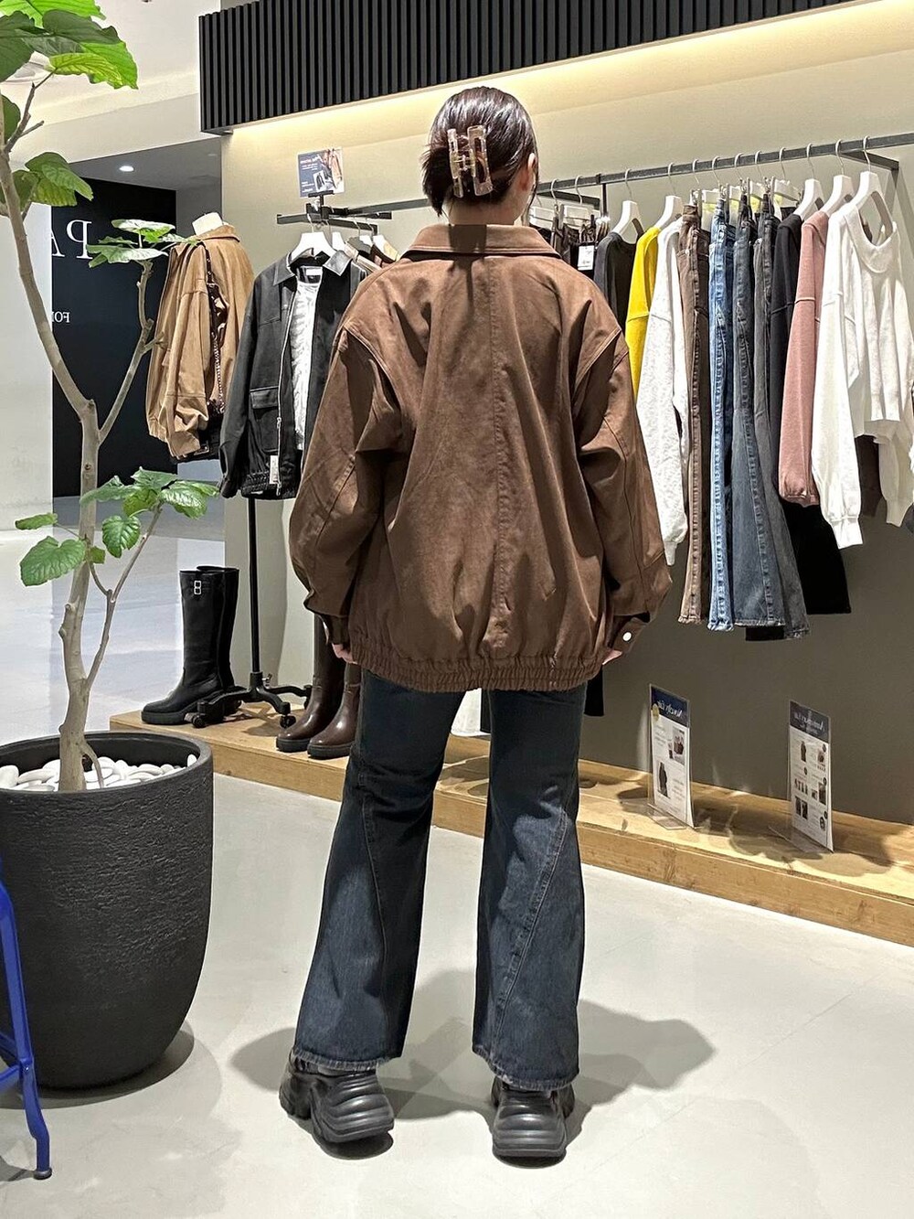 ブラック系のスニーカー、ブルー系のデニムパンツ、ブラック系のTシャツ/カットソーを着用したレディースの秋コーディネートの5枚目の写真