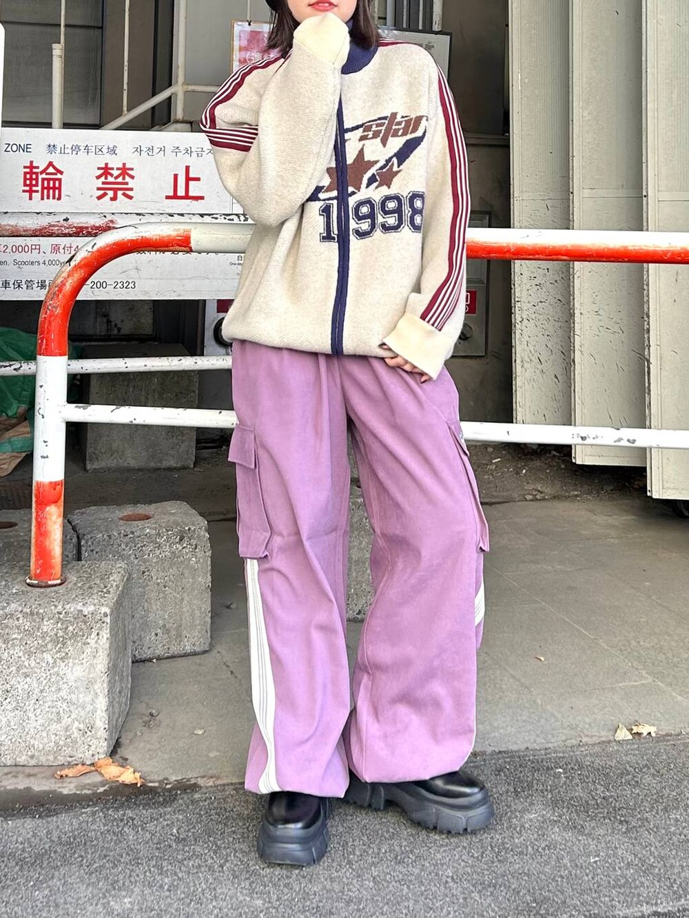 ホワイト系のニット/セーター、パープル系のその他パンツ、ブラック系のニットキャップ/ビーニーを着用したレディースの秋コーディネートの2枚目の写真