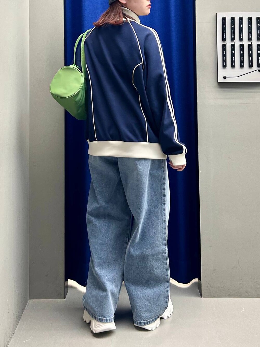 ブルー系のセットアップ、ブルー系のデニムパンツ、ブラック系のニットキャップ/ビーニーを着用したレディースの春コーディネートの6枚目の写真