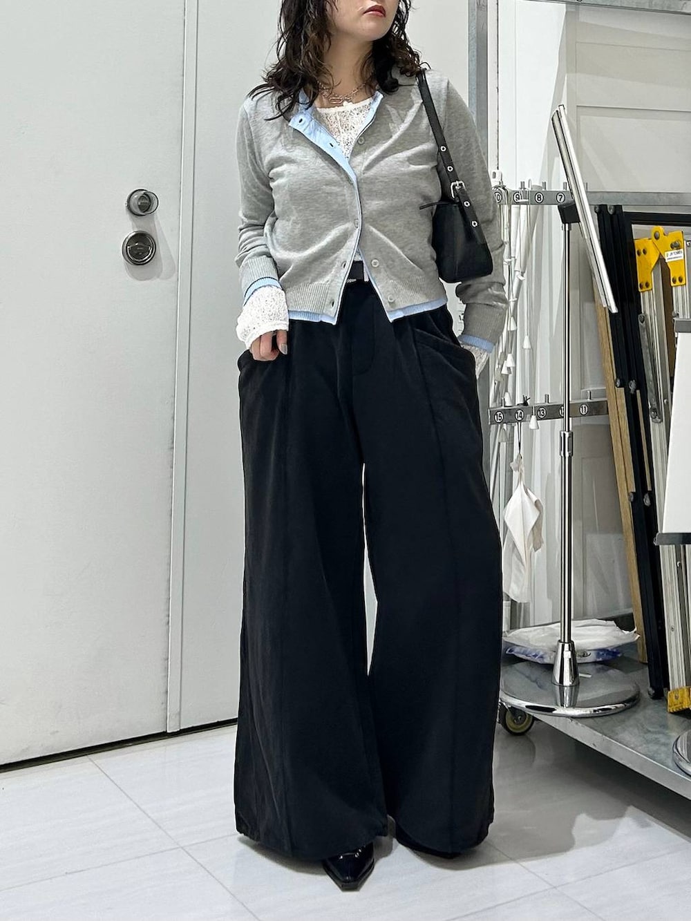 ブラック系のスウェットパンツ、グレー系のカーディガン/ボレロ、ホワイト系のTシャツ/カットソーを着用したレディースの冬コーディネートの4枚目の写真