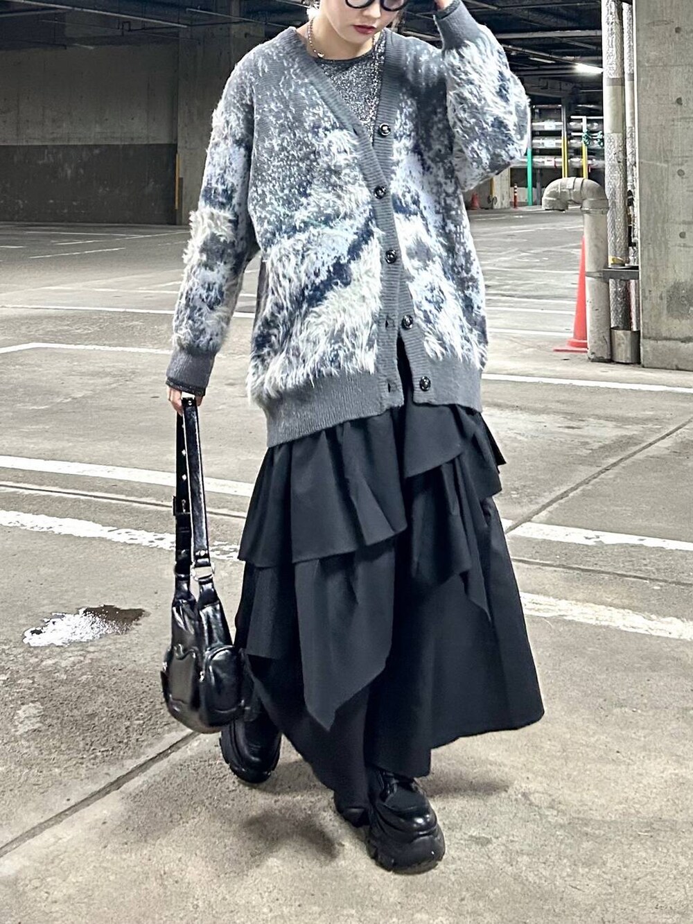 ブラック系のブーツ、シルバー系のTシャツ/カットソー、グレー系のカーディガン/ボレロを着用したレディースの冬コーディネートの5枚目の写真