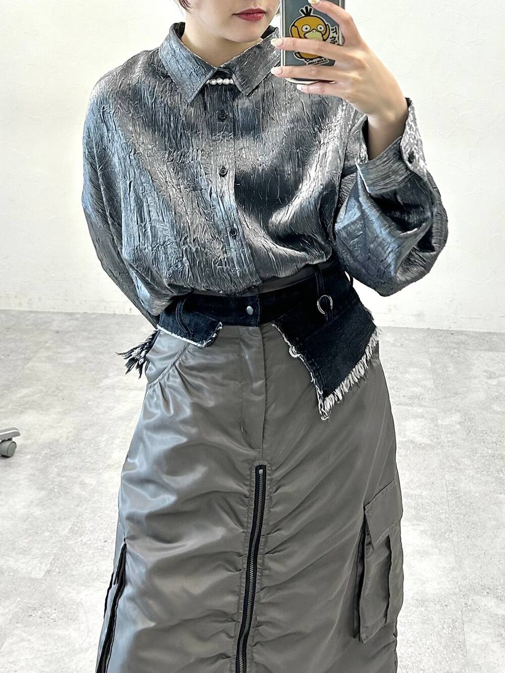 グレー系のスカート、グレー系のシャツ/ブラウスを着用したレディースの冬コーディネートの2枚目の写真