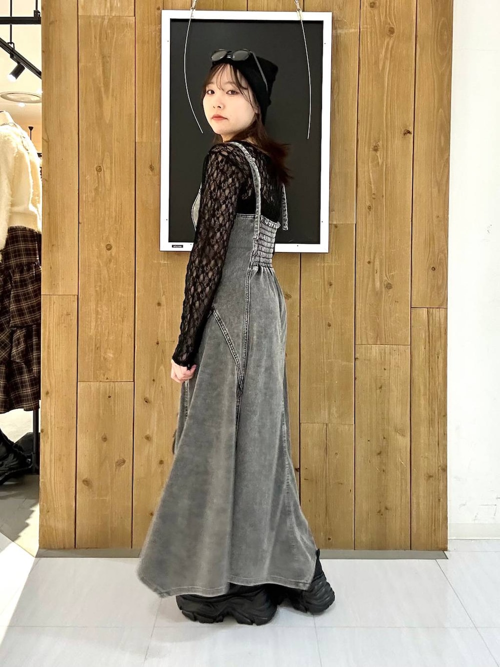 ブラック系のスニーカー、ブラック系のTシャツ/カットソー、ブラック系のハンドバッグを着用したレディースの冬コーディネートの4枚目の写真