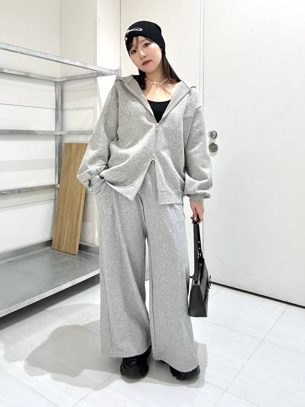 ブラック系のスニーカー、ブラック系のキャミソール、グレー系のパーカーを着用したレディースの冬コーディネートの7枚目の写真