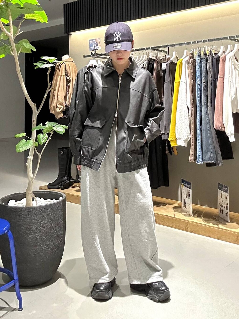 ブラック系のスニーカー、グレー系のスウェットパンツ、ブラック系のブルゾンを着用したレディースの秋コーディネートの5枚目の写真