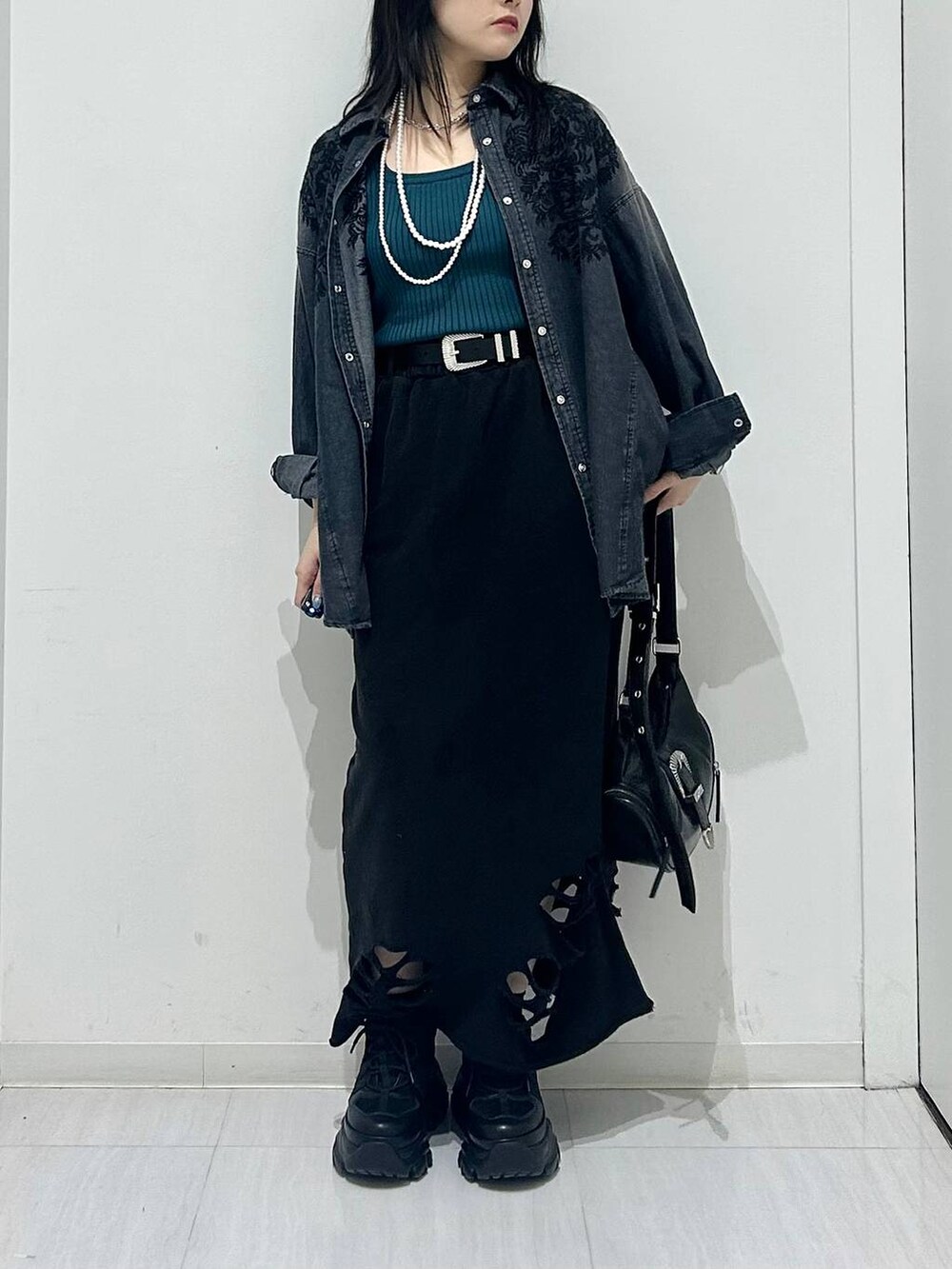 ブラック系のスニーカー、ブラック系のショルダーバッグ、ブラック系のシャツ/ブラウスを着用したレディースの春コーディネートの8枚目の写真