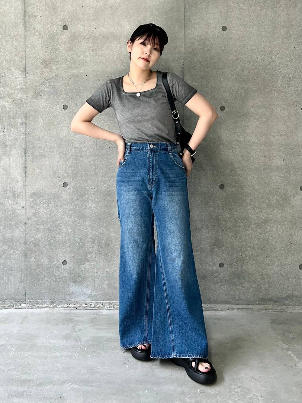 「着痩せ・細見え、春コーデ、夏コーデ、PAGEBOY、骨格ストレート、モード、カジュアル、Tシャツ、デニムパンツ、サンダル」｜「PAGEBOYのハトメダブルポケットBAG（ショルダーバッグ、ブラック系）」を使った、ハオさん（レディース・158cm）の夏コーディネートの3枚目の写真