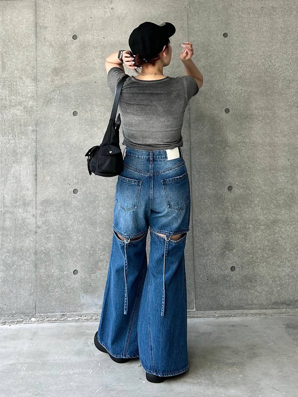 「着痩せ・細見え、春コーデ、夏コーデ、PAGEBOY、骨格ストレート、モード、カジュアル、Tシャツ、デニムパンツ、サンダル」｜「PAGEBOYのハトメダブルポケットBAG（ショルダーバッグ、ブラック系）」を使った、ハオさん（レディース・158cm）の夏コーディネートの4枚目の写真