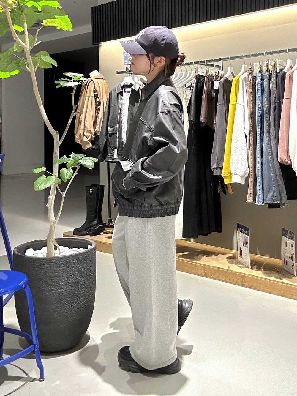 ブラック系のスニーカー、グレー系のスウェットパンツ、ブラック系のブルゾンを着用したレディースの秋コーディネートの3枚目の写真