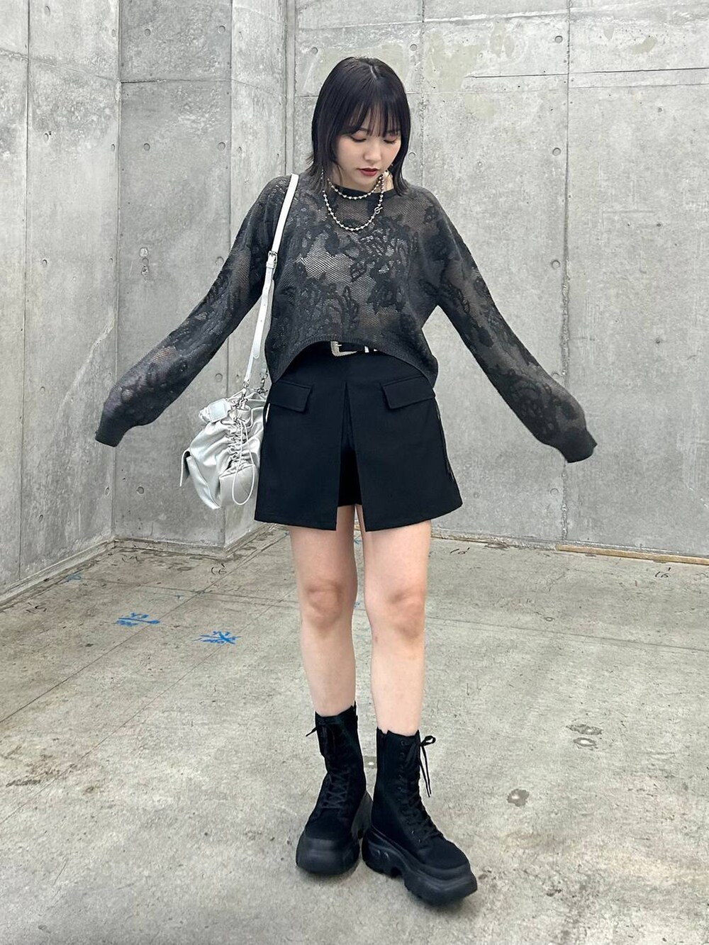 グレー系のニット/セーター、ブラック系のその他パンツ、ブラック系のベルトを着用したレディースの秋コーディネートの2枚目の写真