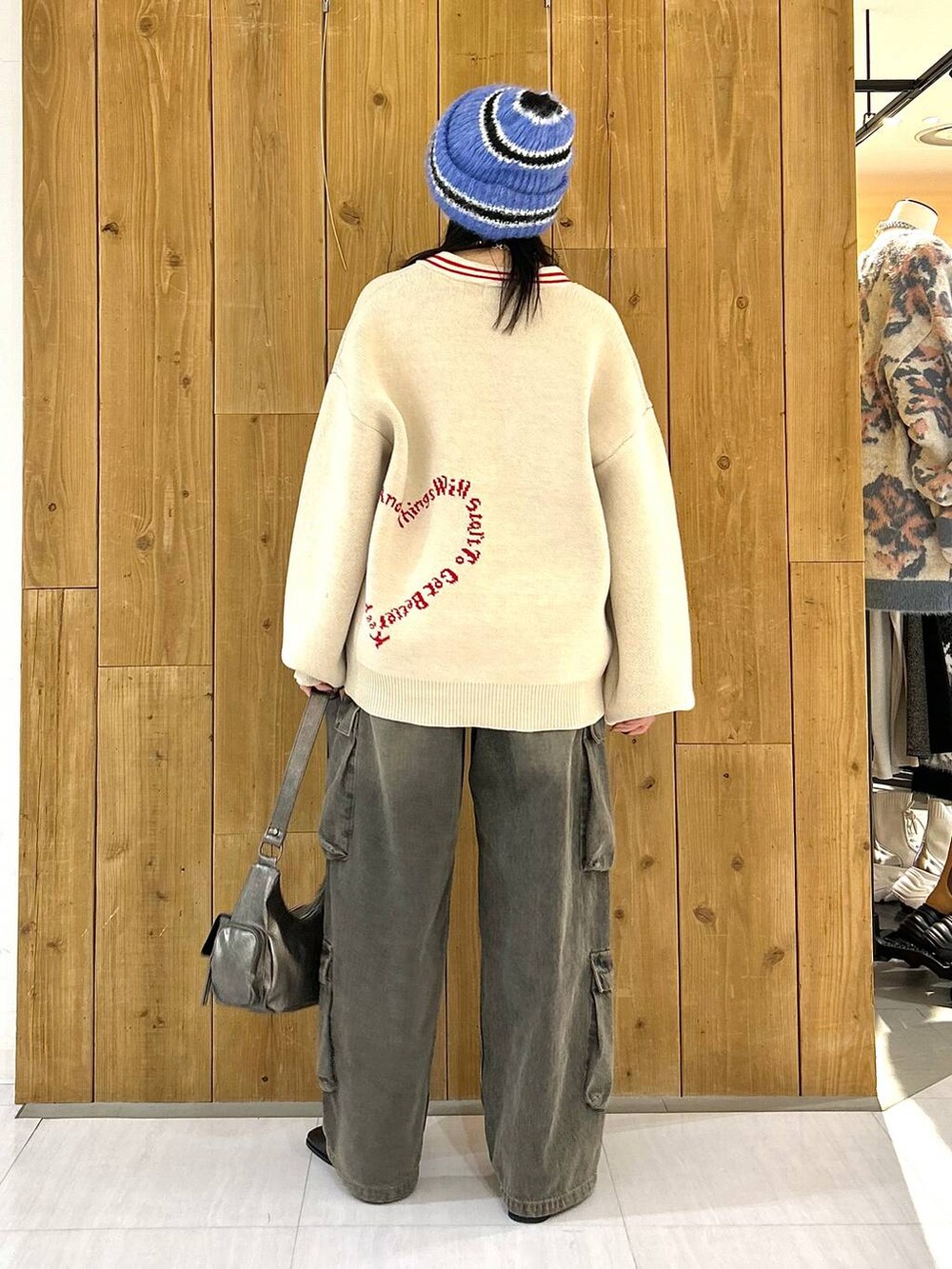 その他のショルダーバッグ、ブラック系のデニムパンツ、ベージュ系のカーディガン/ボレロを着用したレディースの冬コーディネートの6枚目の写真