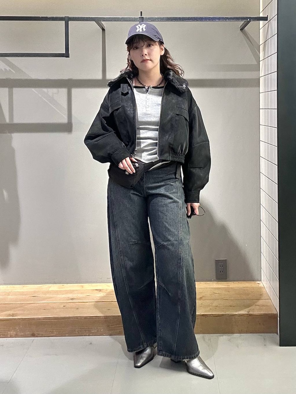 ブルー系のデニムパンツ、グレー系のTシャツ/カットソー、ブラック系のブルゾンを着用したレディースの秋コーディネートの2枚目の写真