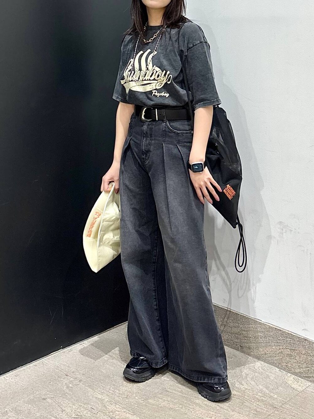 ブルー系のデニムパンツ、ブラック系のTシャツ/カットソー、ブラック系のバックパック/リュックを着用したレディースの春コーディネートの2枚目の写真