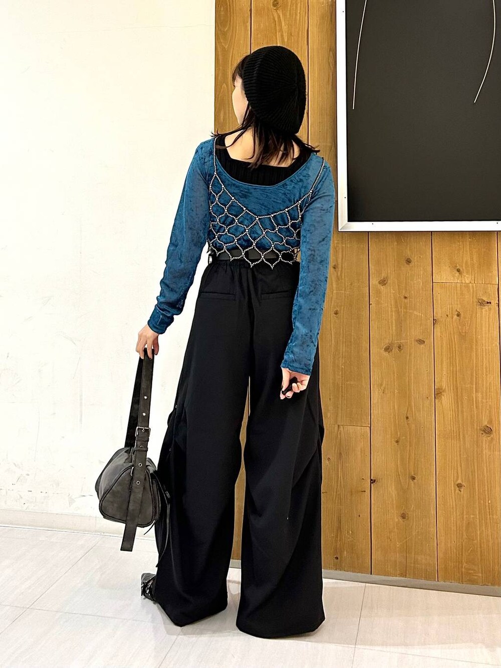 ブラック系のタンクトップ、ブラック系のパンプス、グレー系のショルダーバッグを着用したレディースの秋コーディネートの4枚目の写真