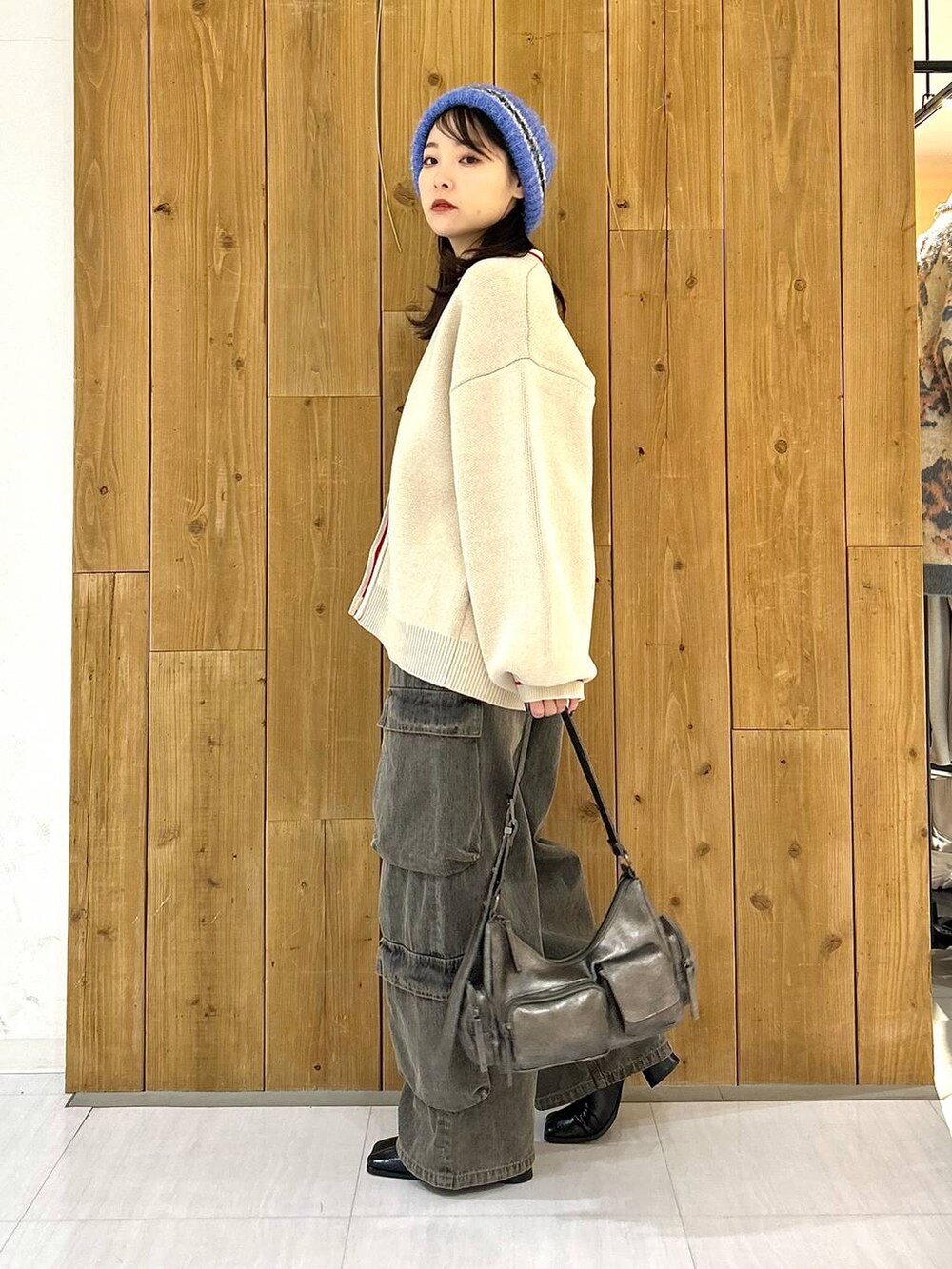 その他のショルダーバッグ、ブラック系のデニムパンツ、ベージュ系のカーディガン/ボレロを着用したレディースの冬コーディネートの5枚目の写真