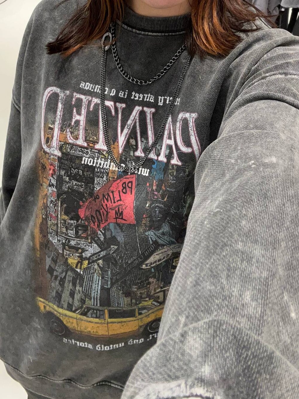 ブラック系のスニーカー、ブラック系のデニムパンツ、レッド系のボストンバッグを着用したレディースの秋コーディネートの3枚目の写真