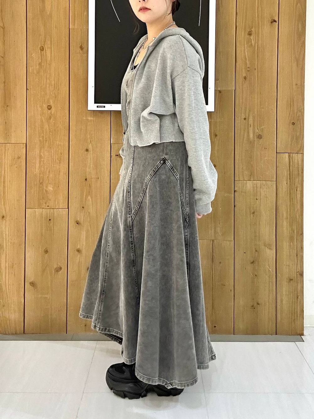 ブラック系のスニーカー、ブルー系のパーカー、ブラック系のハンドバッグを着用したレディースの冬コーディネートの6枚目の写真