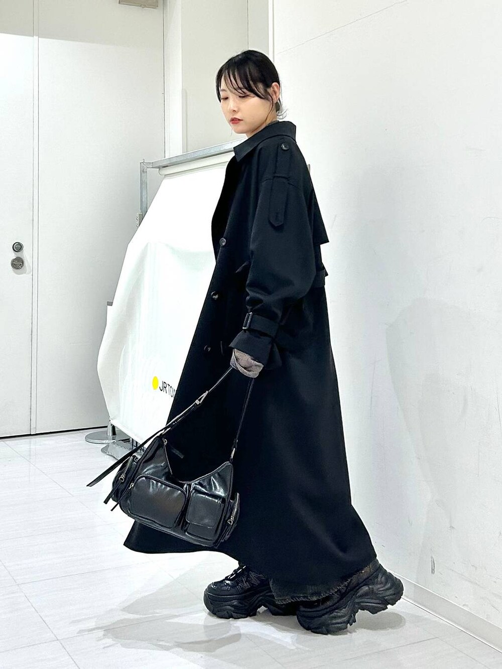 「春コーデ、着痩せ・細見え、骨格ストレート、モード、PAGEBOY、トレンチコート、カーディガン、デニムパンツ、スニーカー」｜「PAGEBOYのプラットチャンキースニーカー（スニーカー、ブラック系）」を使った、ハオさん（レディース・158cm）の冬コーディネートの4枚目の写真