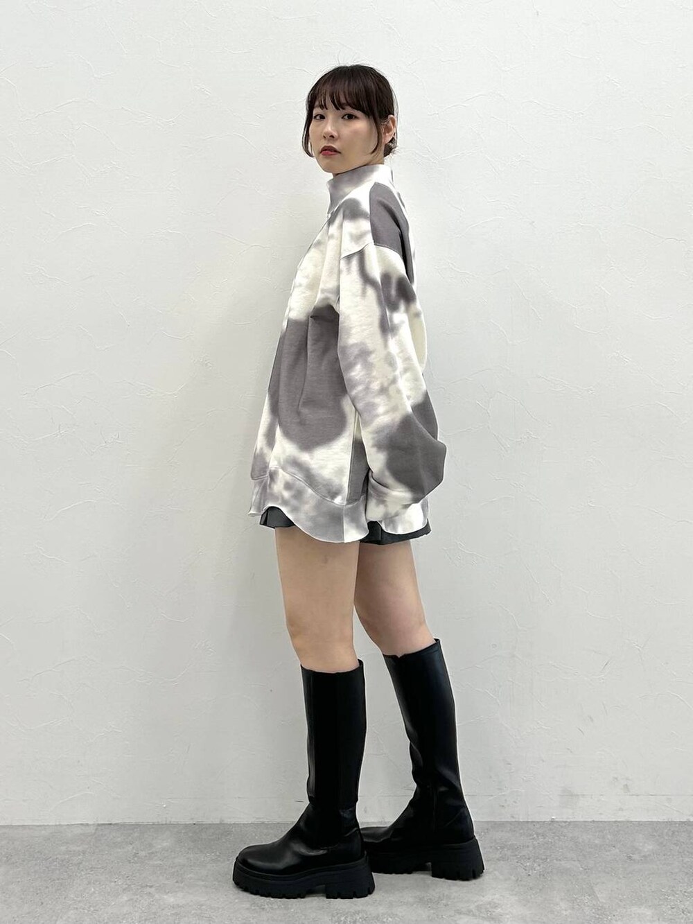 ブラック系のブーツ、ホワイト系のTシャツ/カットソーを着用したレディースの冬コーディネートの6枚目の写真