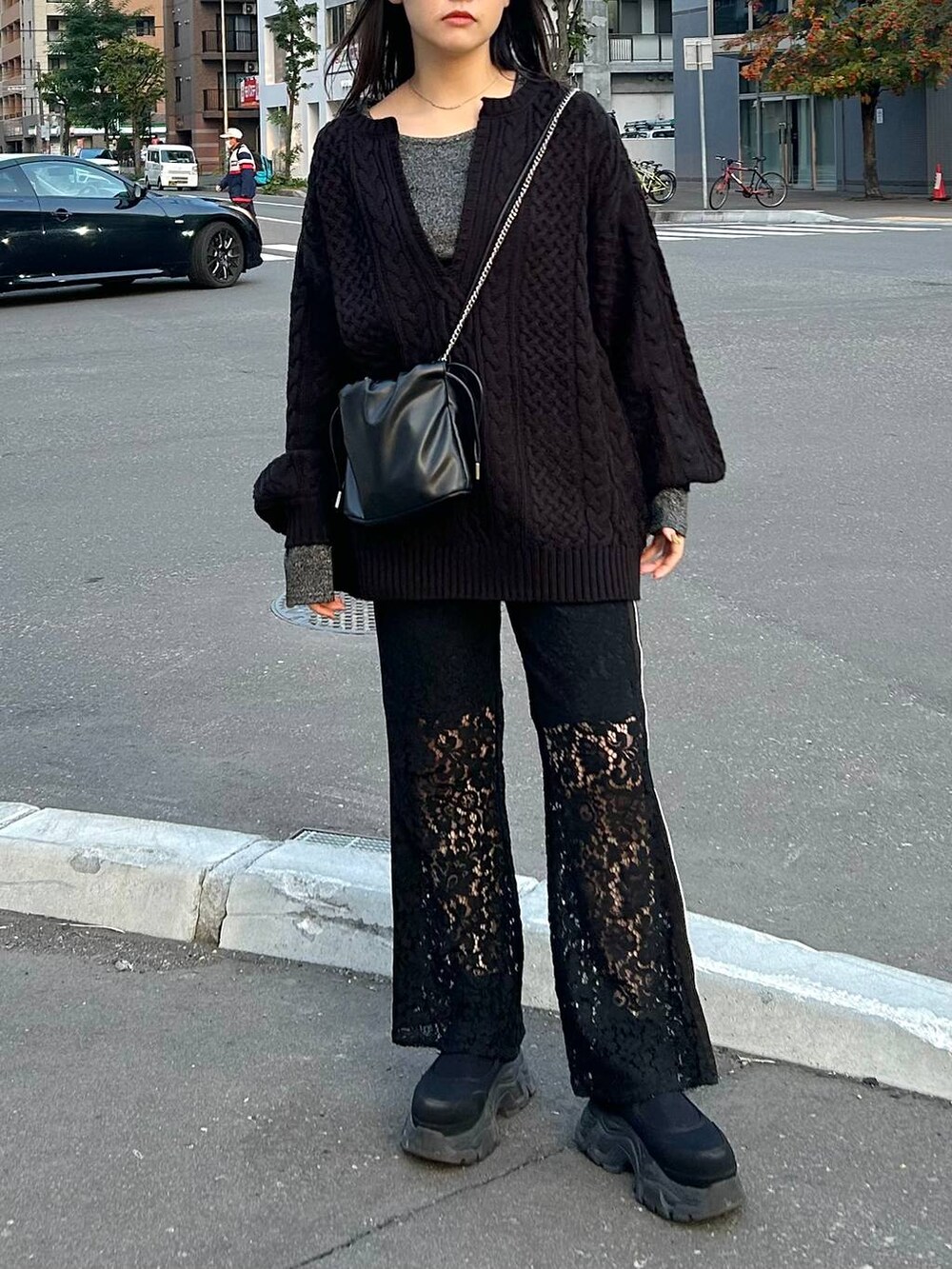 ブラック系のその他パンツ、ブラック系のニット/セーター、シルバー系のTシャツ/カットソーを着用したレディースの秋コーディネートの2枚目の写真