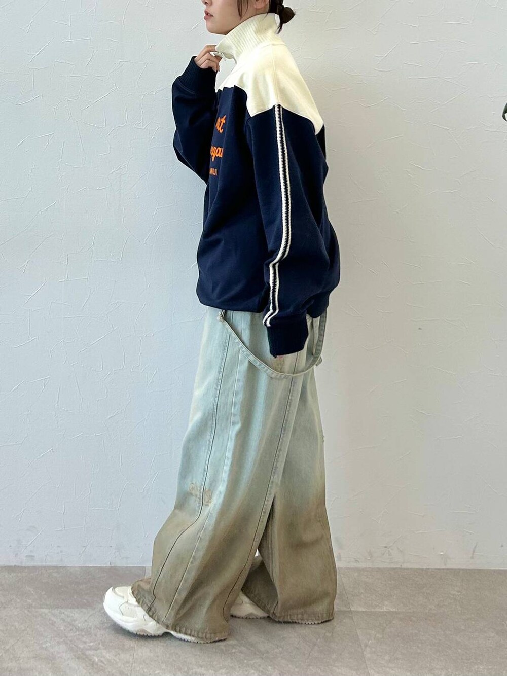 ブルー系のスウェットを着用したレディースの冬コーディネートの4枚目の写真