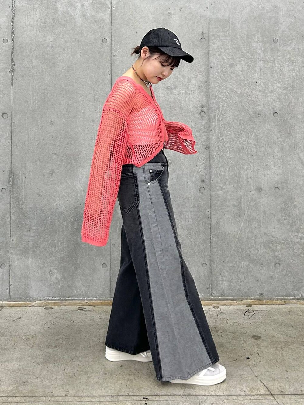 ピンク系のカーディガン/ボレロ、ブラック系のデニムパンツ、ベージュ系のキーホルダーを着用したレディースの冬コーディネートの5枚目の写真