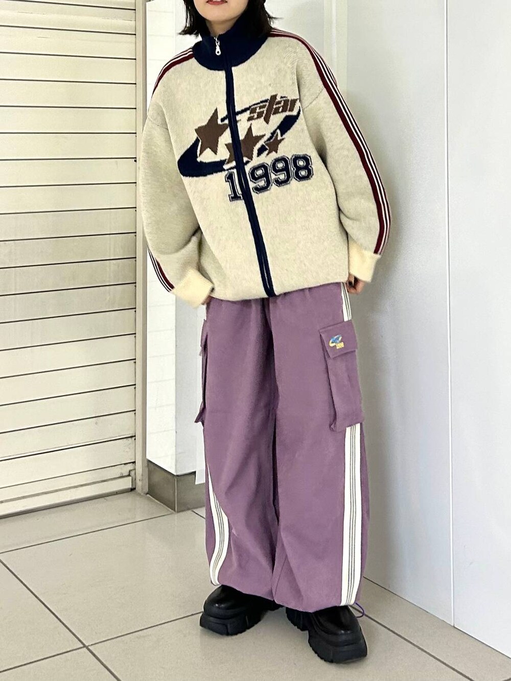 ホワイト系のニット/セーター、パープル系のその他パンツ、ブラック系のニットキャップ/ビーニーを着用したレディースの秋コーディネートの4枚目の写真