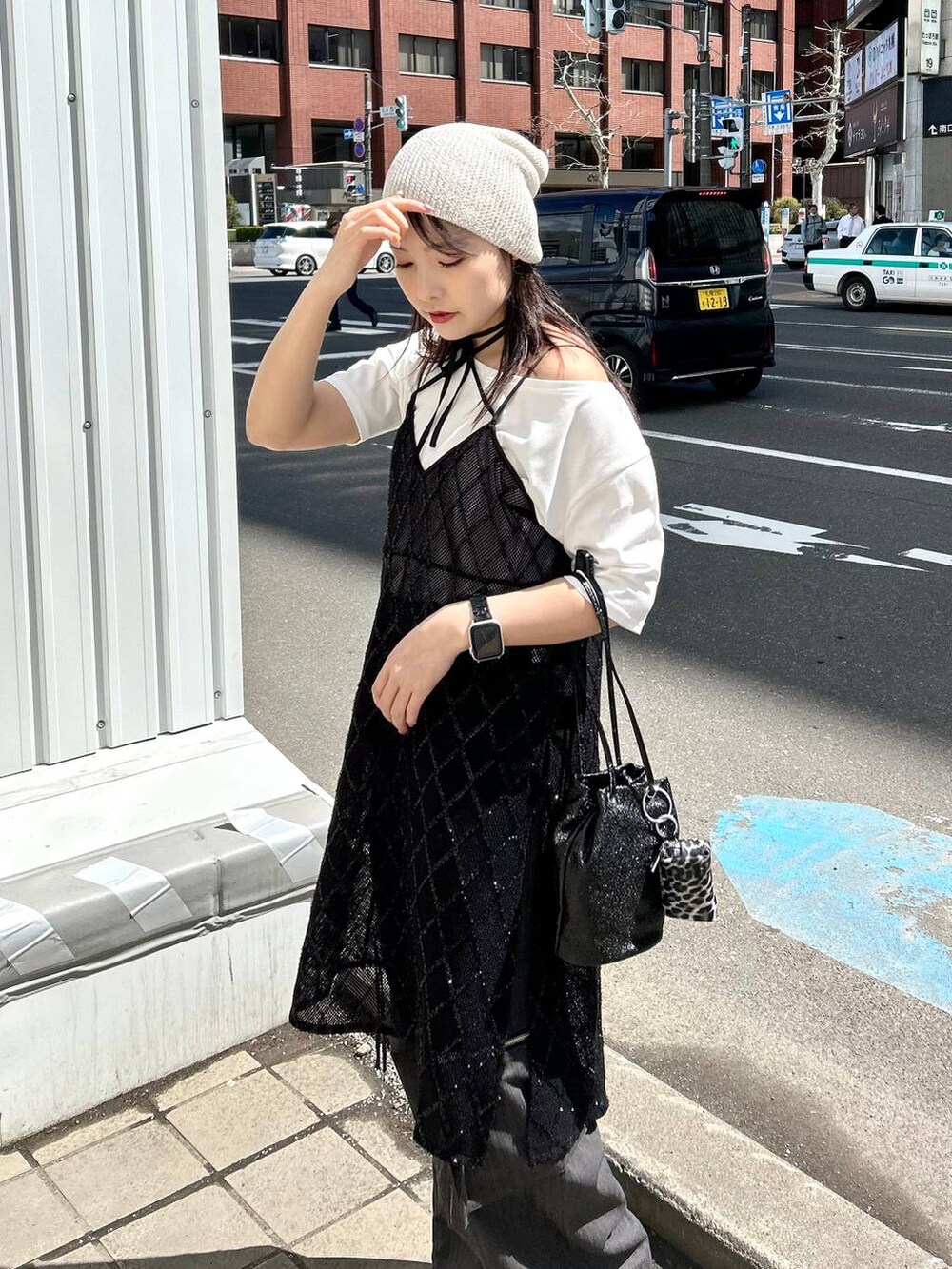 ブラック系のワンピース、ホワイト系のTシャツ/カットソー、ベージュ系のニットキャップ/ビーニーを着用したレディースの春コーディネートの4枚目の写真