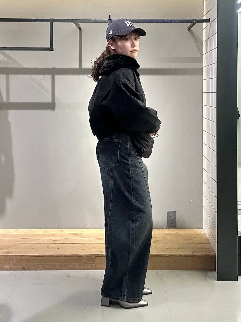 ブルー系のデニムパンツ、グレー系のTシャツ/カットソー、ブラック系のブルゾンを着用したレディースの秋コーディネートの5枚目の写真