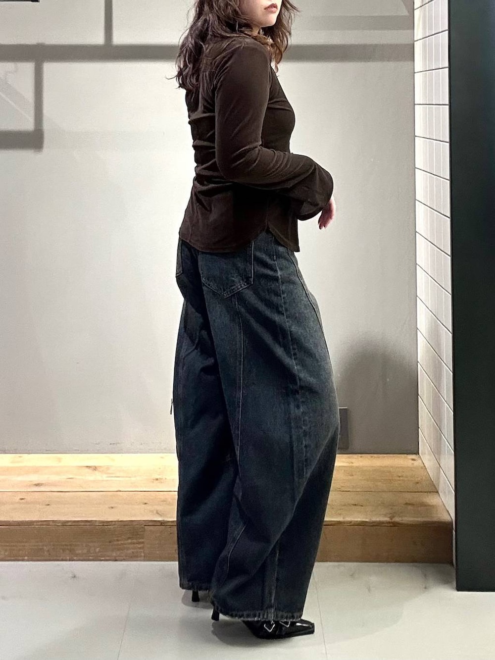 ブラック系のサンダル、ブルー系のデニムパンツ、ブラウン系のシャツ/ブラウスを着用したレディースの秋コーディネートの4枚目の写真