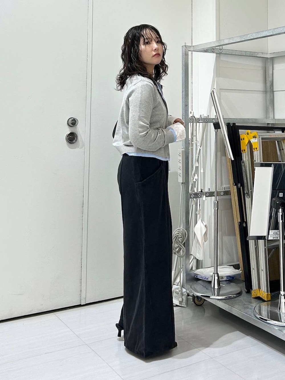 ブラック系のスウェットパンツ、グレー系のカーディガン/ボレロ、ホワイト系のTシャツ/カットソーを着用したレディースの冬コーディネートの5枚目の写真