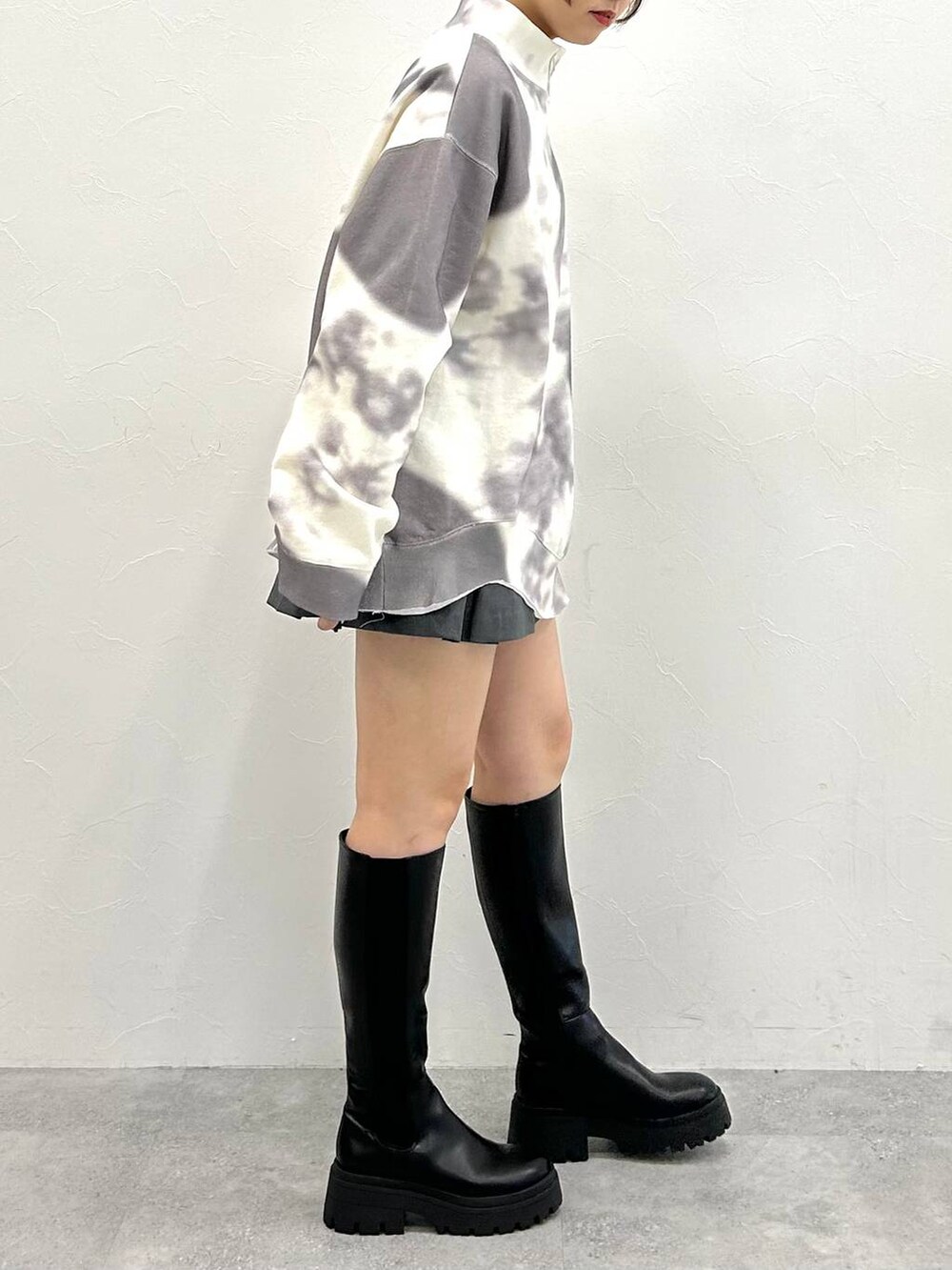 ブラック系のブーツ、ホワイト系のTシャツ/カットソーを着用したレディースの冬コーディネートの4枚目の写真